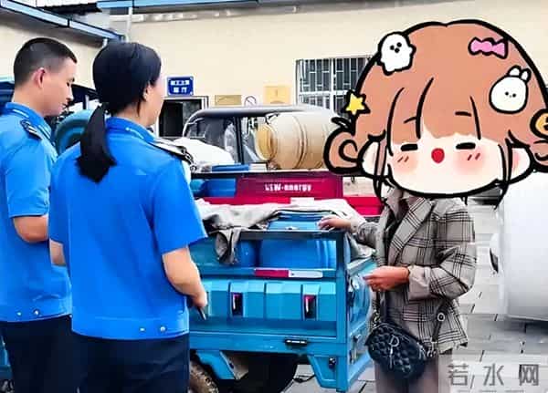 女子清理餐桌将厨余垃圾倒海里