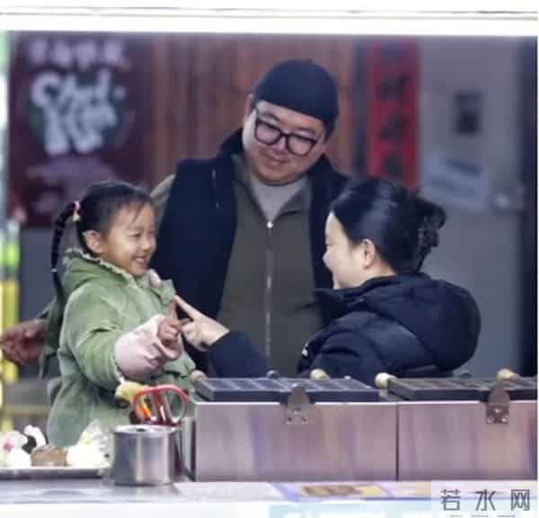 听障父母摆摊给女儿买人工耳蜗