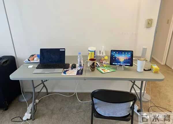 2岁女孩把蛇干当玩具吓跑妈妈