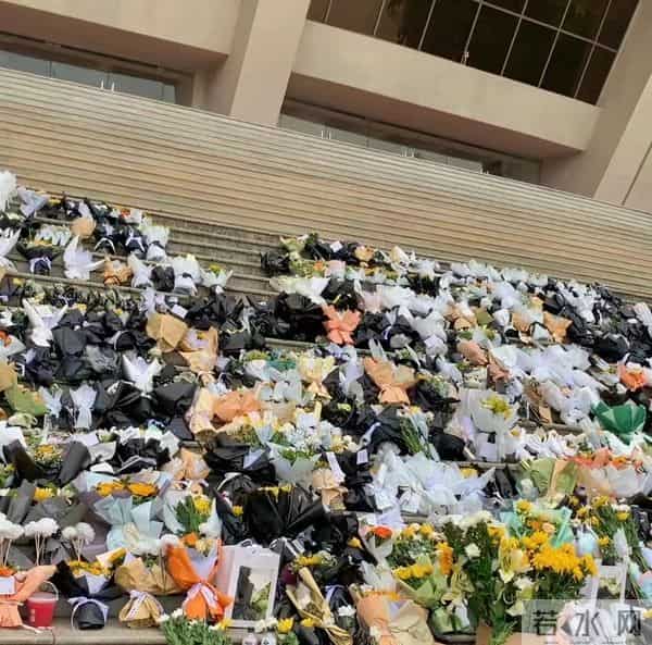 长沙学生自发前往倒塌事故地献花