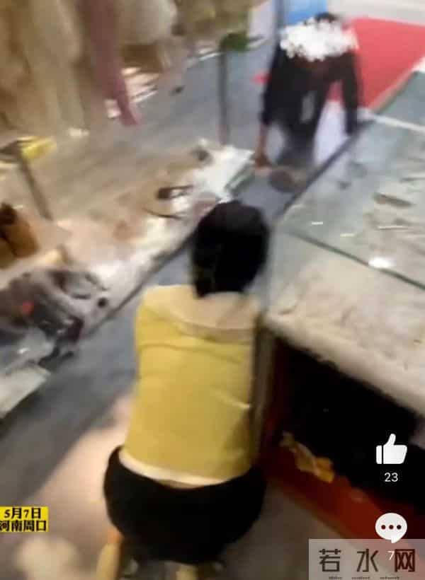 开店遇磕头乞讨 老板用魔法打败魔法