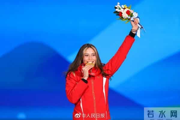 谷爱凌咬住金牌庆祝胜利
