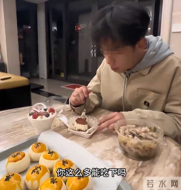 男生关在房间烧作业