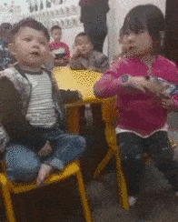 大妈跳广场舞把孩子栓栏杆上