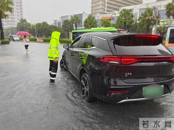 三亚暴雨 市民游客雨中有序做核酸