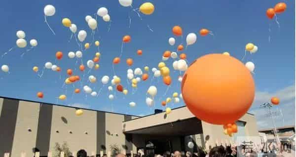 东京巨型人脸气球晚上会发光