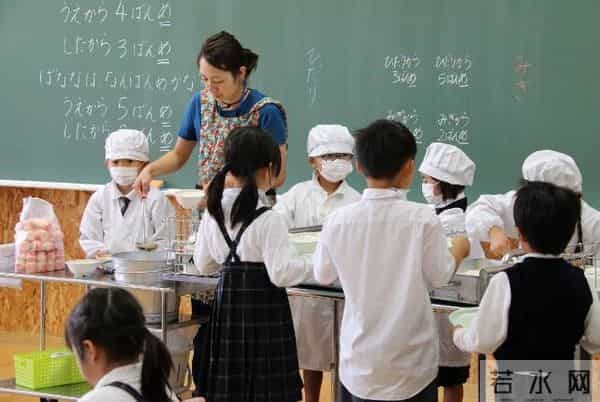 女子隔离留守二哈把婚房拆了