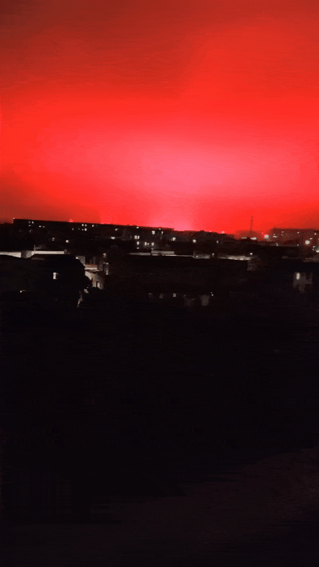 福州街头突现漫天红光