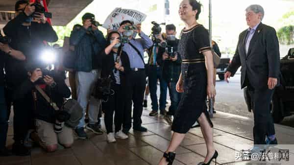 孟晚舟戴脚铐留淤青