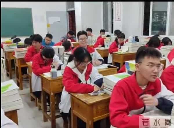 老师点名月考第1女生连站7次