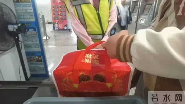 上海地铁一安检员上班睡觉