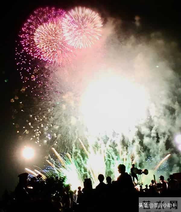 摄影师拍1000余张图记录烟花过境