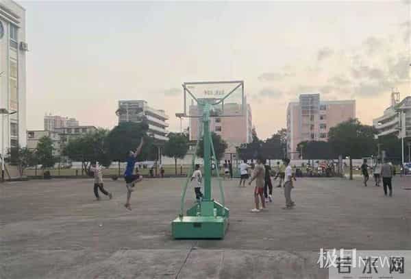 高校通报新生入学3天篮球场猝死