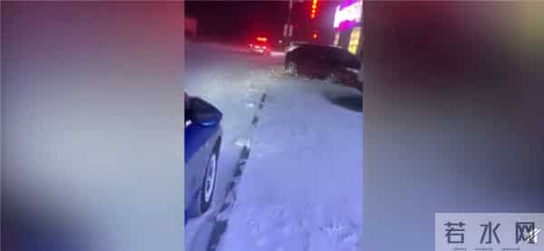 内蒙古暴雪 天空现雷打雪奇观