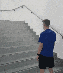 大妈跳广场舞把孩子栓栏杆上