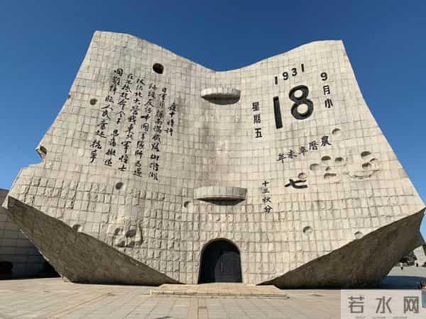 沈阳爆炸事故亲历者从公交车窗爬出