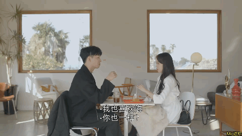 四川地震瞬间女幼师冲回屋救人