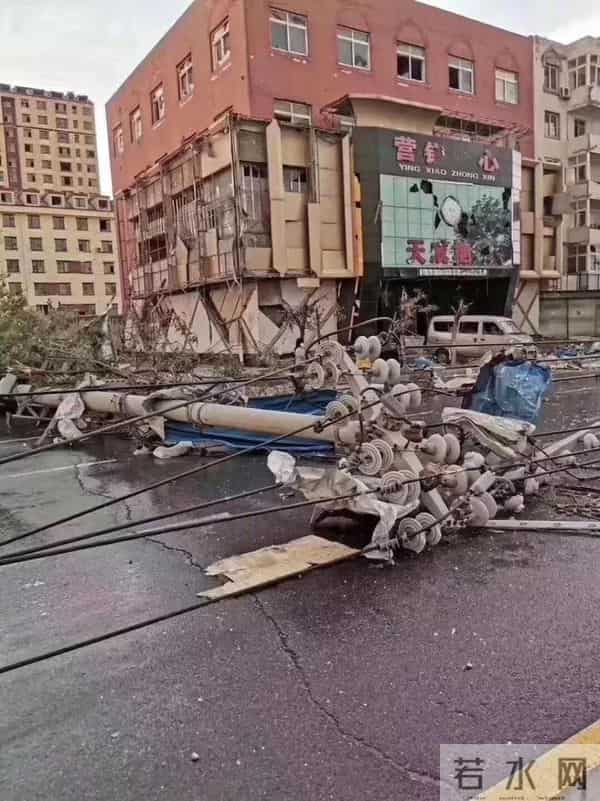 辽宁突发龙卷风 事发地在居民区附近