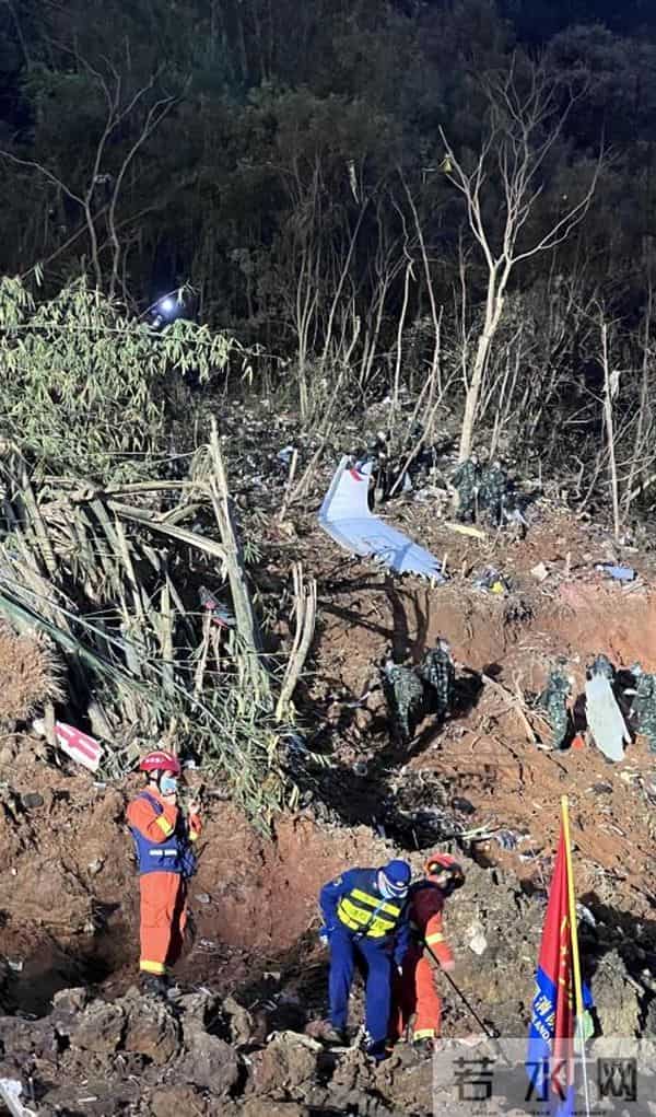 发现黑匣子现场画面曝光-损毁严重