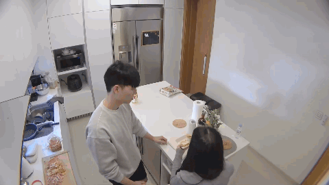 四川地震瞬间女幼师冲回屋救人