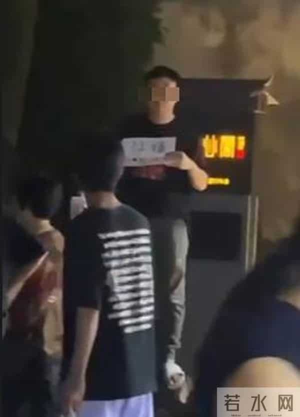 景区回应男子举牌征婚被按倒