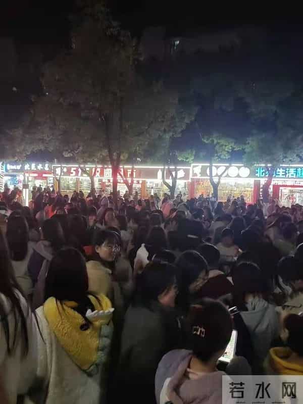 常州地震监控拍下鹅群乱飞场面