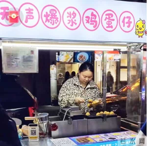 听障父母摆摊给女儿买人工耳蜗