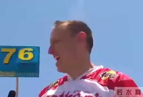 美国大胃王10分钟吞76个热狗