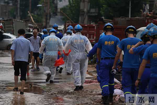 实拍河南暴雨-急流冲垮大桥