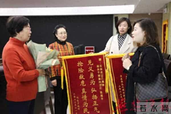 游客乘船遇西南浪晕倒一片