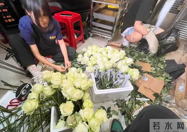 长沙学生自发前往倒塌事故地献花