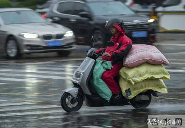 台风登陆海南-暴雨下市民艰难行走