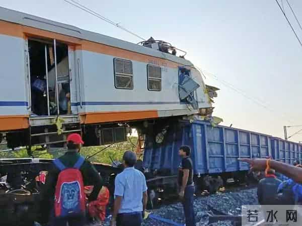 印度半高铁列车受损