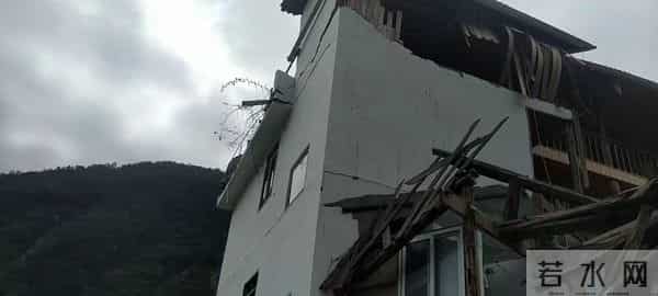 震中磨西镇居民-客栈滑到悬崖边