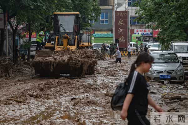 实拍河南暴雨-急流冲垮大桥