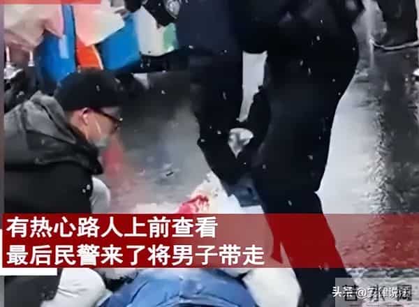 女主播拒见面 男子捧玫瑰躺在断桥