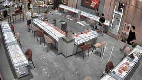 男子豪购十几万元黄金惊动警方