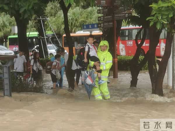 三亚暴雨 市民游客雨中有序做核酸
