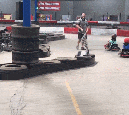 大妈跳广场舞把孩子栓栏杆上