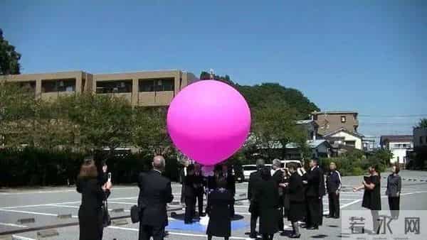 东京巨型人脸气球晚上会发光