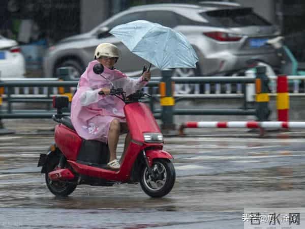 台风登陆海南-暴雨下市民艰难行走