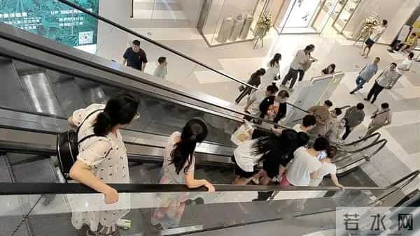 扶梯突然停运乘客原地停留20分钟