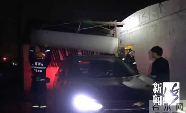 江苏大风吹飞机转圈