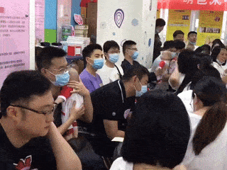 大妈跳广场舞把孩子栓栏杆上