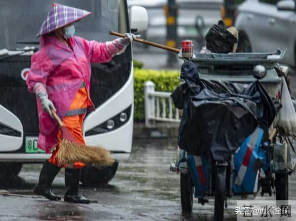 台风登陆海南-暴雨下市民艰难行走