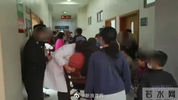 江苏大风吹飞机转圈