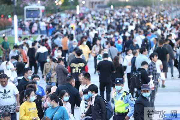 假期人山人海-外滩放眼望去人人人