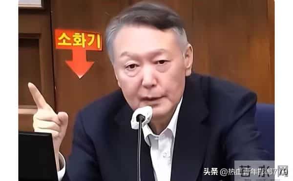 韩总统雨中撑伞不顾老婆