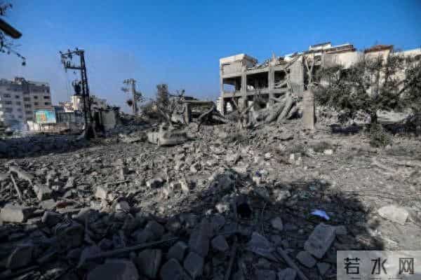 巴称以军空袭难民营 现场炸出大坑