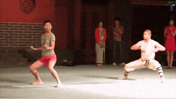 大妈跳广场舞把孩子栓栏杆上